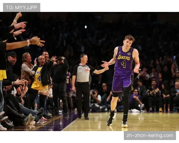 爵士队新秀后卫单场命中10记三分，追平新秀历史纪录